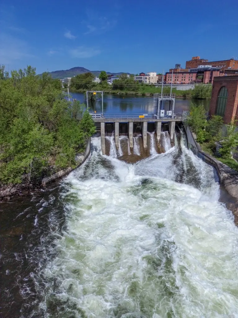 Barrage hydro-électrique et gestion du lac